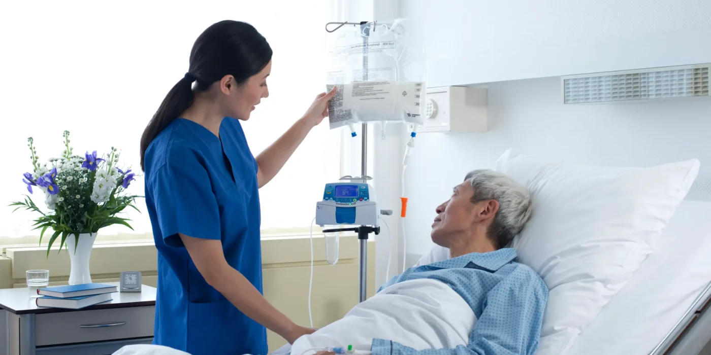 Bolsa de nutrición parenteral conectada a paciente hospitalizado en Guatemala